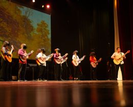 Un groupe de guitaristes classique avec leur professeur