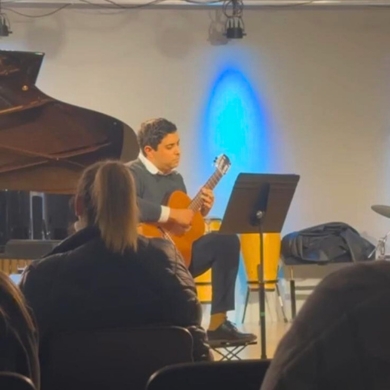 Elias Tanger joue de la guitare classique à Bruxelles